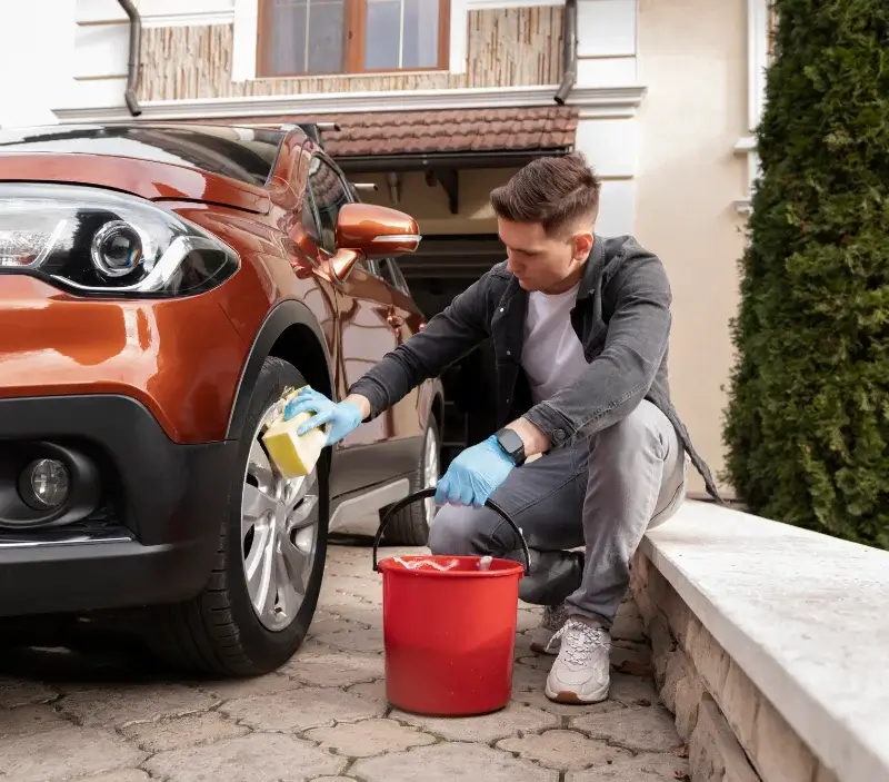 Lavage auto à domicile Chasse-sur-Rhône : professionnel intervenant sur un véhicule